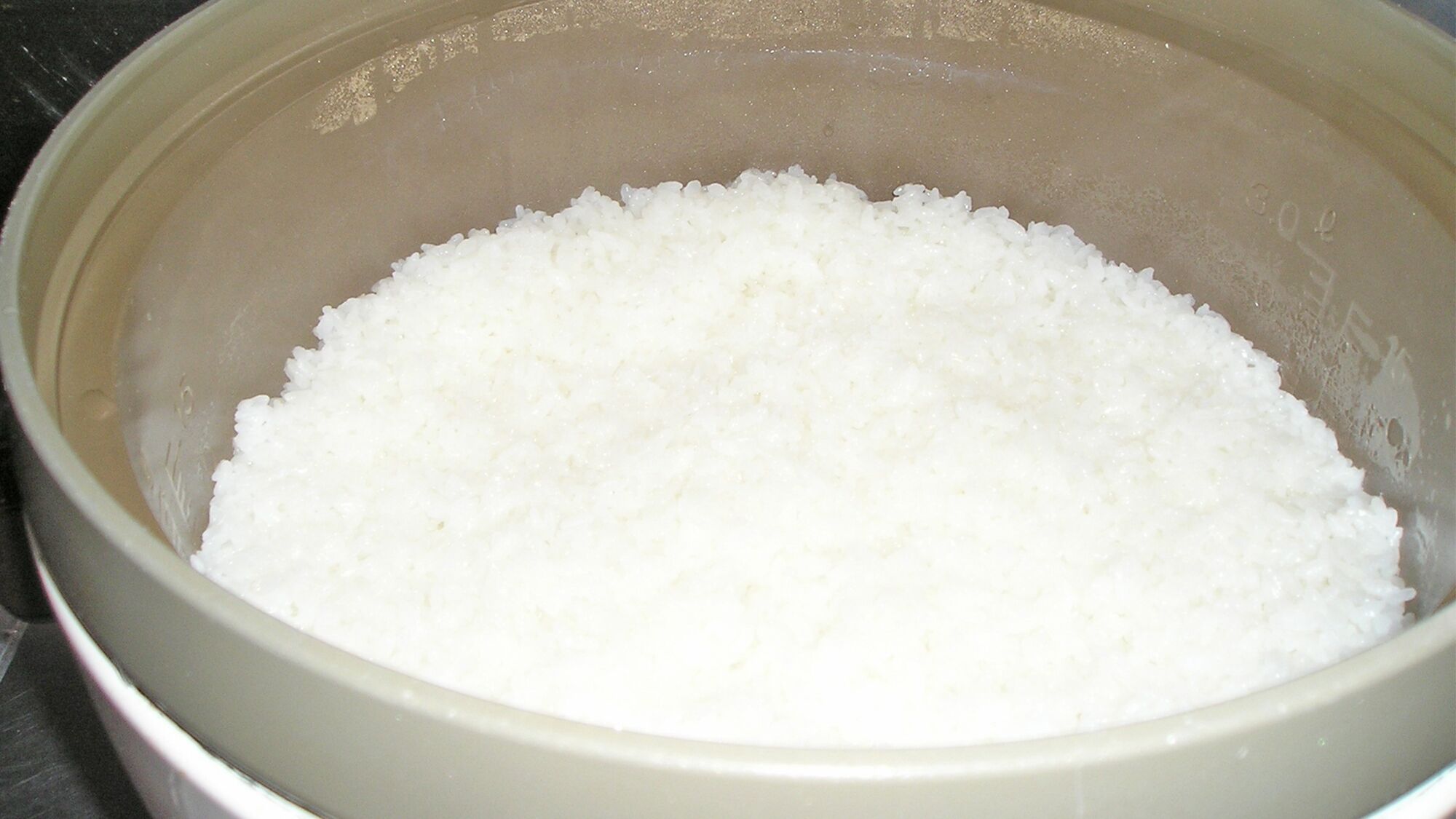 Une casserole remplie de riz blanc.