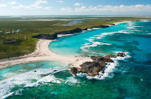 Playa en los alrededores, camastros y toallas de playa