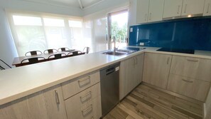 Fridge, microwave, stovetop, toaster - Osprey Holiday Village Unit 121 - Villa with a Pool in the Complex (EXMOUTH)