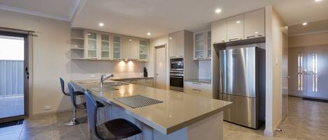 Kühlschrank, Mikrowelle, Ofen, Geschirrspüler