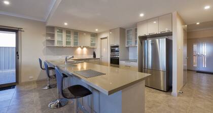 7 Kestrel Place - PRIVATE JETTY & POOL