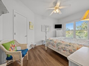 4 bedrooms, iron/ironing board, travel crib, free WiFi - Oceanside Interior Home,Private Pool,Golf Cart,Beach Access,in Spinnaker's Reach (Emerald Isle)