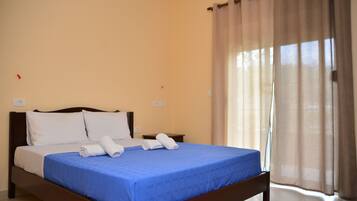 غرفة بتجهيزات أساسية - سرير كبير - منظر للجبل