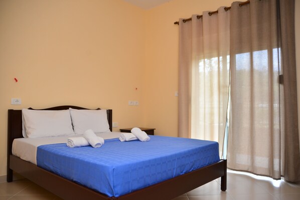 Basic Room, 1 Queen Bed, Mountain View