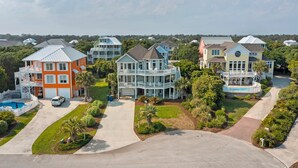 Un barrio residencial con casas que tienen balcones y una piscina.