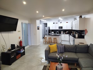 TV connectée, cheminée, baby-foot, espaces bureaux