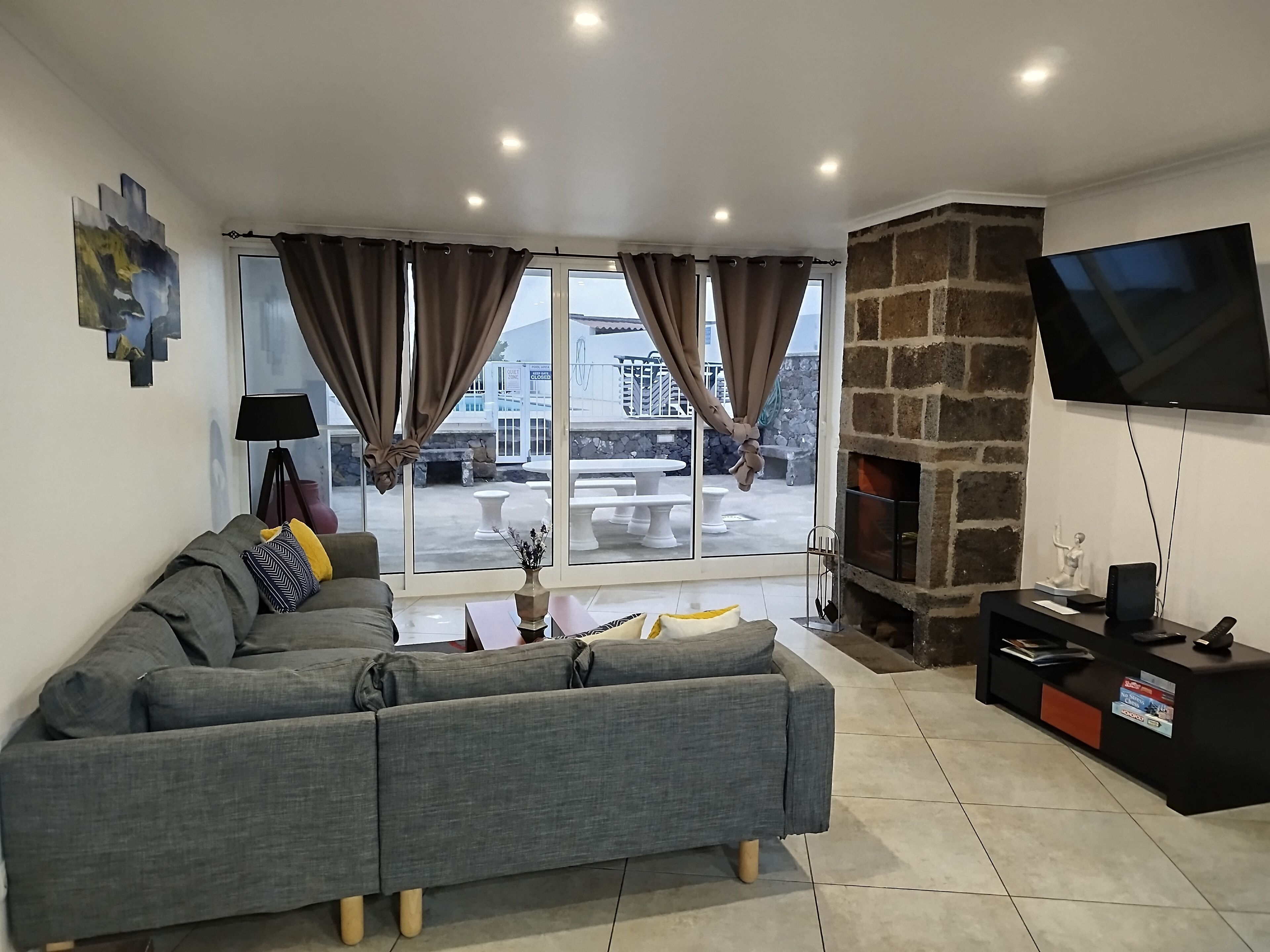 Smart TV, chimenea, futbolito y oficina 