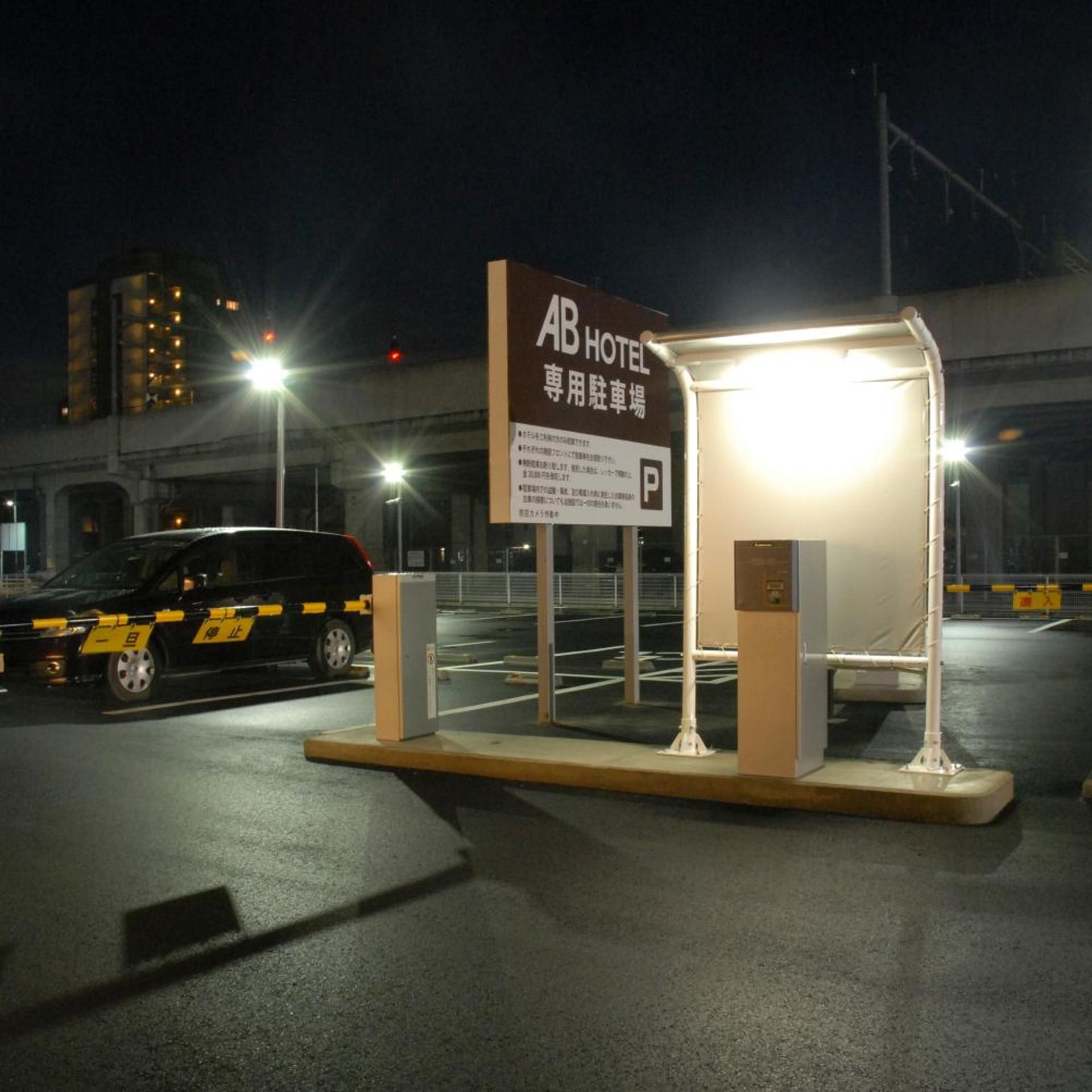 Un estacionamiento de hotel con un letrero que indica un espacio reservado para huéspedes.