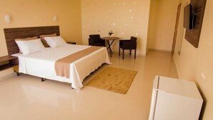 Dobbeltrom – honeymoon, 1 dobbeltseng | Minibar, blendingsgardiner, wi-fi (inkludert) og sengetøy