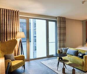 Junior-sviitti, näköala puutarhaan | Huoneen varustelu