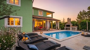 Pool - Spacious holiday house / pool / jacuzzi / playground / 6+2 (Rakalj)