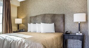 Iron/ironing board, internet, bed sheets - UpScale Resort with Outdoor Heated Pool with a waterslide and a poolside bar, tennis court and gym (Peoria)