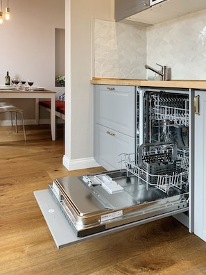 Kühlschrank, Mikrowelle, Herdplatte, Geschirrspüler