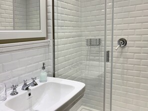 Shower, hair dryer, towels, soap - Santa Croce Terrace - Luxury nest (Firenze)
