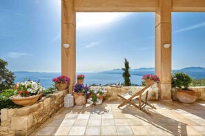 Terrace/patio - Luxurious sea view Villa Vollard with private poll & jacuzzi near Heraklion (Heraklion)
