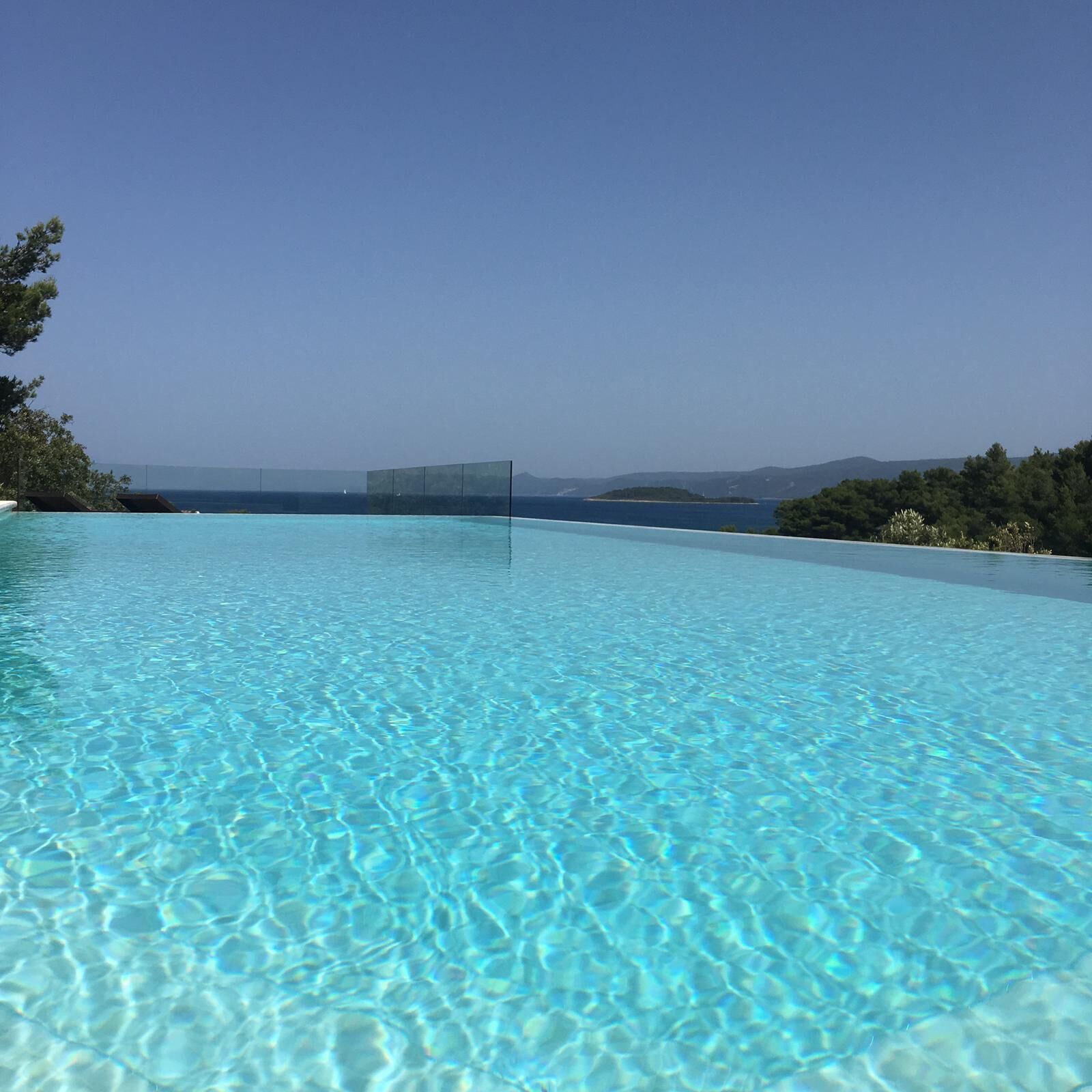 Utomhuspool och uppvärmd pool