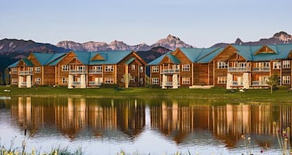 Disfrute del Crisp Mountain Air en el lago Pinon con golf, senderismo, esquí, equitación y pesca