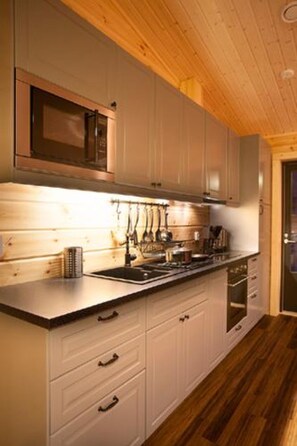 Refrigerador, microondas, lavavajillas, utensilios de cocina