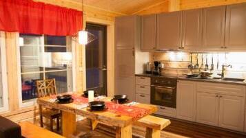 Jääkaappi, mikroaaltouuni, uuni, astianpesukone