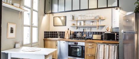 Réfrigérateur, un four, lave-vaisselle, cafetiÚre-théiÚre