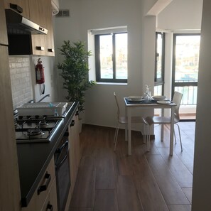 Fridge, oven, stovetop, electric kettle