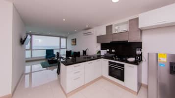 Apartemen Deluks, 1 Tempat Tidur Double dengan tempat tidur Sofa | Dapur pribadi | Lemari es, mesin pembuat kopi/teh, dan peralatan masak/sendok-piring