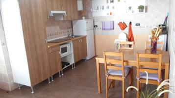 Een koelkast, een magnetron, een kookplaat