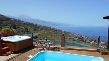 Banyera d'hidromassatge a l'aire lliure