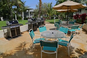 Outdoor dining - Spacious Hawaiian Paradise with Private Balcony's and Full access to all Amenities (Princeville, Kaua'i)