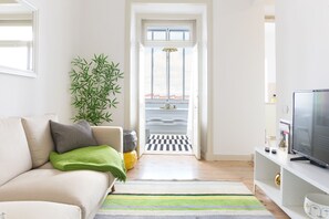 Smart-TV, Bücher, Stereoanlage