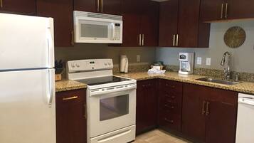 Refrigerador, microondas, horno y parrilla de estufa