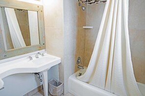 Standard Room, 1 King Bed, Non Smoking | Bathroom | Hair dryer, towels