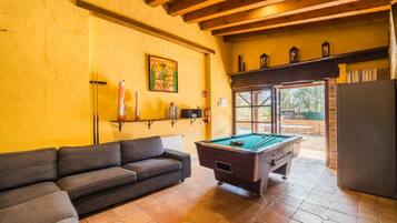 Tv, bordfodbold, bordtennisbord, stereoanlæg