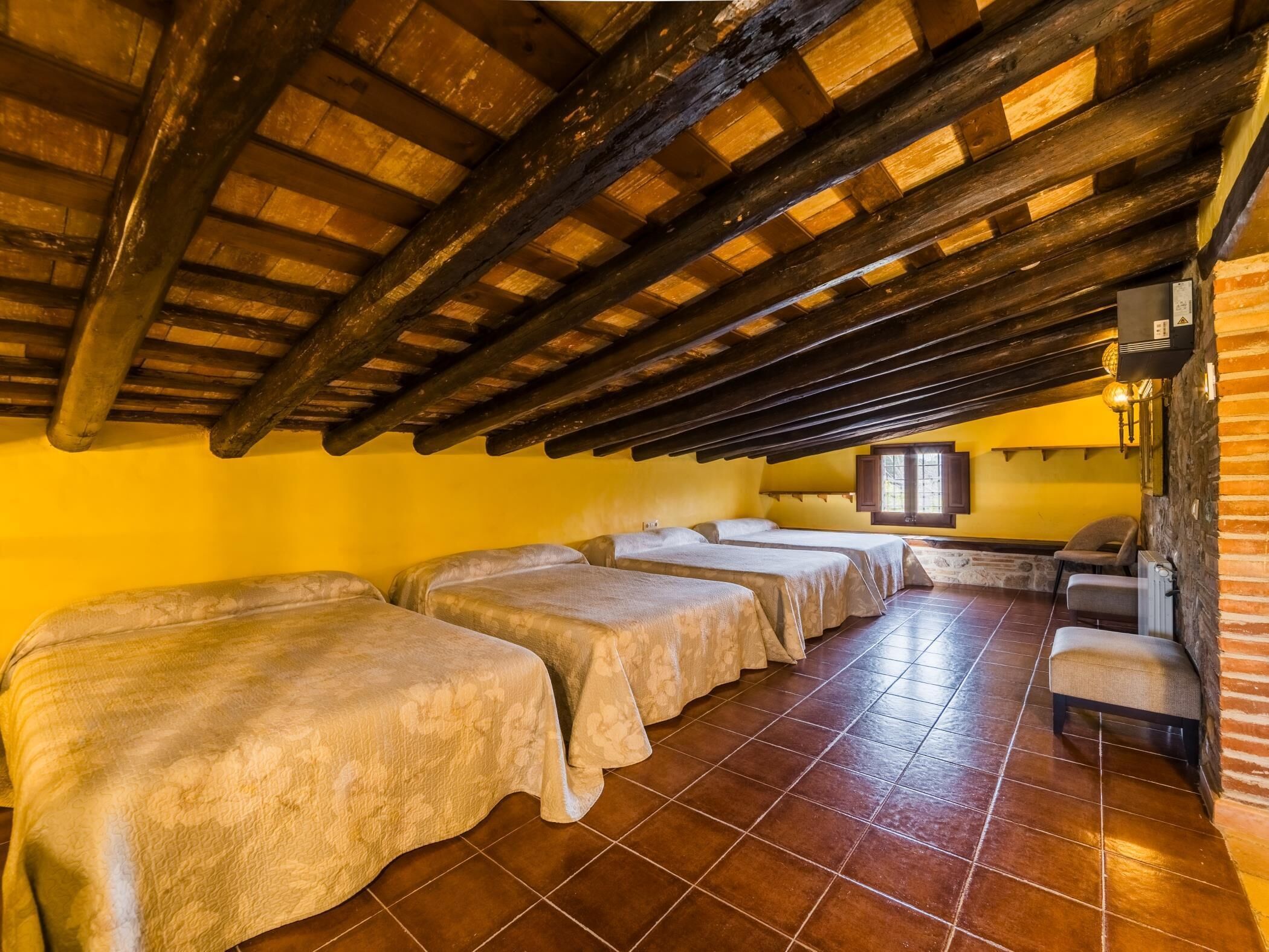 6 slaapkamers, een strijkplank/strijkijzer, internet, beddengoed