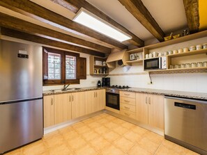 Frigorífico, microondas, horno y lavavajillas