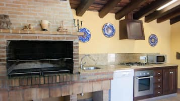 Jääkaappi, mikroaaltouuni, uuni, astianpesukone