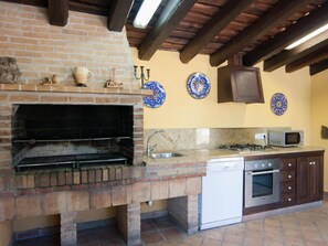 Fridge, microwave, oven, dishwasher - Large villa for 20pax, 45min from Barcelona, ​​BBQ, WiFi (Riudarenes)