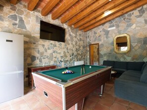 Game room - Large villa for 20pax, 45min from Barcelona, ​​BBQ, WiFi (Riudarenes)