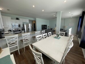 Dining - Family Seaclusion - Oceanfront in Garden City Beach (Garden City Beach)