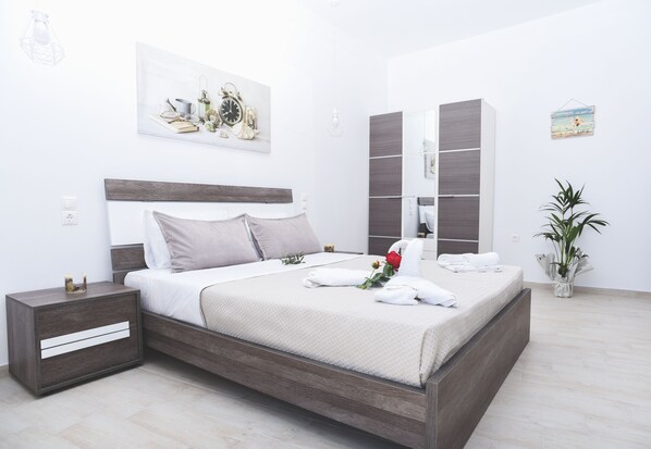 Soundproofing, free WiFi, bed sheets - Albertos House (Skiathos)