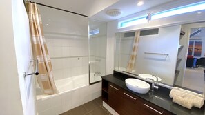 Ensemble douche/baignoire, serviettes fournies