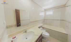 A bathroom with a sink, toilet, and bathtub. - Torres Del Lago (Cartagena)