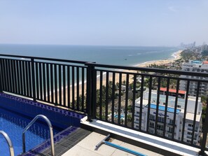 Property grounds - Sleeps 6, Family friendly , 1 Minute walk to Beach, Bars & Supermarkets 7 mins (Mount Lavinia)