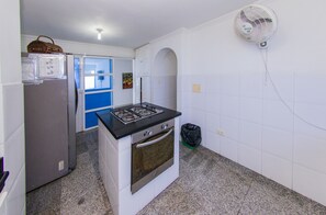 Refrigerador, microondas, cafetera/tetera, utensilios de cocina
