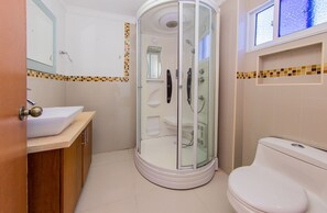 Deluxe-Apartment, Mehrere Betten | Badezimmer | Dusche, Haartrockner, Handtücher
