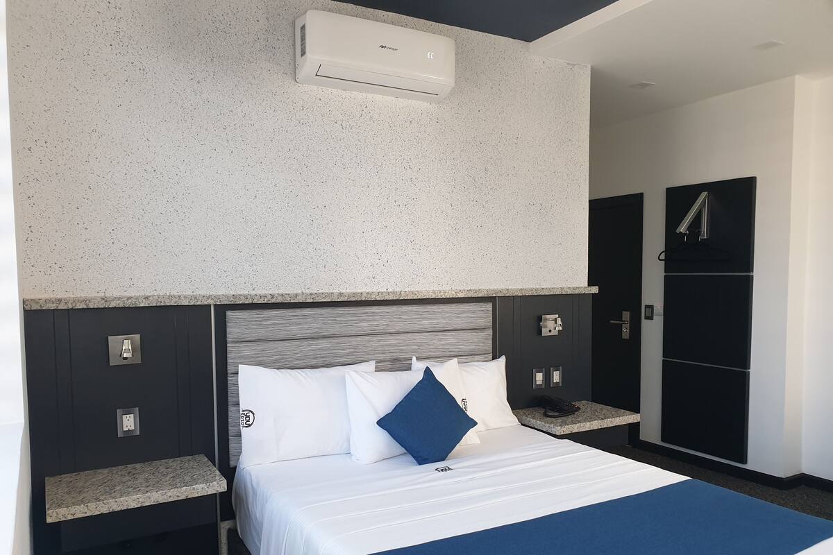 Deluxe Room, 1 Queen Bed | Premium bedding, memory foam beds, laptop workspace