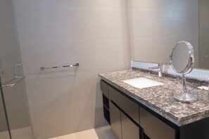 Deluxe Condo (H2) | Bathroom