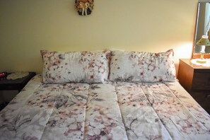 3 bedrooms, free WiFi - Three bedroom home only .6 miles to Hagis Beach (Dennis Port)