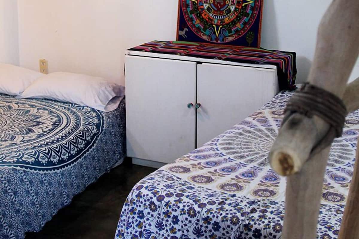 Habitación básica con 2 camas individuales, varias camas | Tabla de planchar con plancha, wifi gratis y ropa de cama