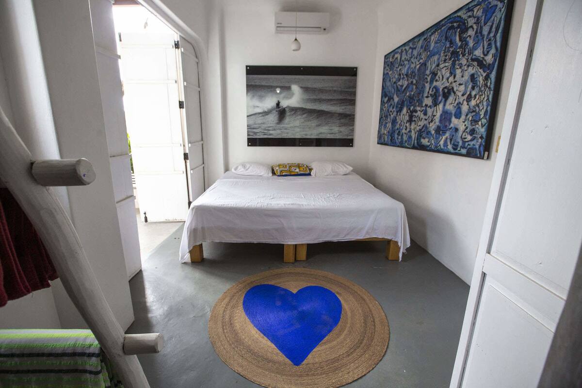 Habitación doble Gallery, 1 cama King size | Tabla de planchar con plancha, wifi gratis y ropa de cama